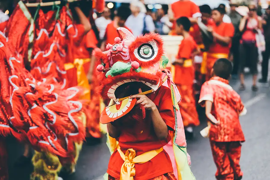 春節（旧正月）中華街で獅子舞が踊る様子